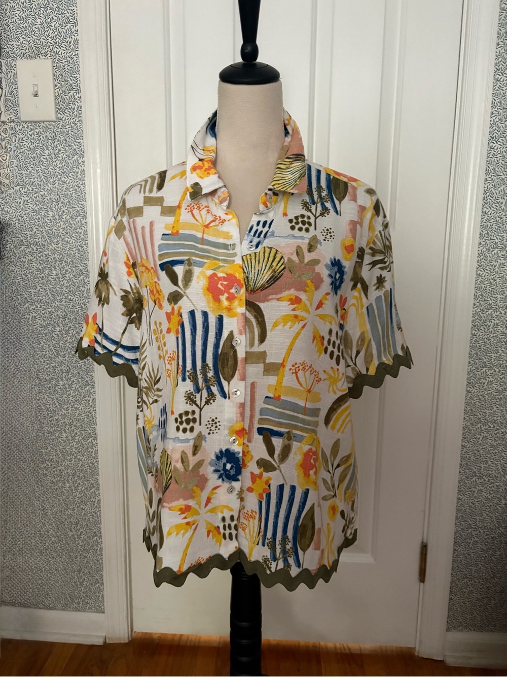 Women’s Short-Sleeve Button-Up Top in Multicolor Floral Print w/ Rick-Rack Trim